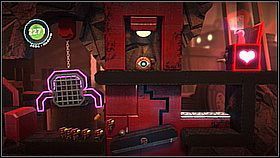 Dostajemy się z powrotem na górę i aktywujemy hologram - Bum za zeta (2) | Fabryka lepszego jutra | LittleBigPlanet 2 - LittleBigPlanet 2 - poradnik do gry