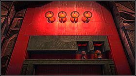 Wjeżdżając do góry windą gracze będą musieli aktywować dwa losowo pojawiające się przyciski - przy czym ustawienie się w złym miejscu kończy się śmiercią - Przetwarzanie śmieci | Fabryka lepszego jutra | LittleBigPlanet 2 - LittleBigPlanet 2 - poradnik do gry