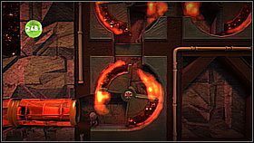 Kiedy trafimy na obracające się elementy musimy upewnić się, że zbierzemy wszystkie przedmioty krążące w ich obrębie - Przetwarzanie śmieci | Fabryka lepszego jutra | LittleBigPlanet 2 - LittleBigPlanet 2 - poradnik do gry