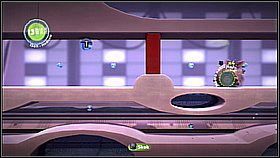 Wyskakujemy ze zwierzaka, zbieramy przedmiot i wchodzimy do windy - Akademia Arcygroźnych Armat Avalona | Avalonia | LittleBigPlanet 2 - LittleBigPlanet 2 - poradnik do gry