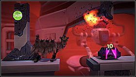 Po chwili pojawią się wrogowie - w dalszym ciągu staramy się namierzać przedmioty, które będą znajdowały się na szczycie kolumn i w pudłach podwieszonych tu i ówdzie - Masz garba | Avalonia | LittleBigPlanet 2 - LittleBigPlanet 2 - poradnik do gry