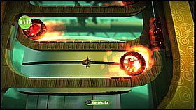 W środkowej wnęce przeczekujemy aż diabły przejdą na lewo i ruszamy w prawo - Przy dobrej zabawie świetliki szybko lecą | Azyl Ewy | LittleBigPlanet 2 - LittleBigPlanet 2 - poradnik do gry