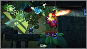 Gdy dotrzemy do punktu odradzania się zobaczymy cztery przedmioty w pustej skorupie drzewa po lewej - Casa Del Higginbotam | Azyl Ewy | LittleBigPlanet 2 - LittleBigPlanet 2 - poradnik do gry