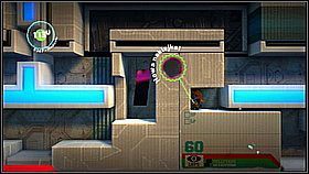 Zeskakujemy na podłużny blok i przebiegamy w prawo, gdy będzie w dolnej pozycji - Ustawić kurs na serce Negativitrona (2) | Kosmos | LittleBigPlanet 2 - LittleBigPlanet 2 - poradnik do gry