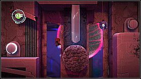 Przeskakujemy przez rozsuwające się platformy pod prądem tak aby złapać podwieszony do nich przedmiot (wystarczy lekko wcisnąć X żeby nie polecieć zbyt wysoko) - Ustawić kurs na serce Negativitrona (2) | Kosmos | LittleBigPlanet 2 - LittleBigPlanet 2 - poradnik do gry