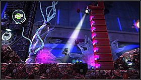 Za czwartym przeciwnikiem miotającym bombami jest kolejna klatka z przedmiotami - powtarzamy powyższe techniki na zaoszczędzenie dodatkowej bomby i rozwalamy drzwi - Królik z Żelaza | Kosmos | LittleBigPlanet 2 - LittleBigPlanet 2 - poradnik do gry