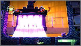 W pierwszej fazie walki kierujemy Chomikotronem - możemy przemieszczać się swobodnie dzięki jego przyspieszeniu (kierujemy w którąś stronę gałkę i wciskamy R1) - Wyprawa do Serca Negativitrona | Kosmos | LittleBigPlanet 2 - LittleBigPlanet 2 - poradnik do gry