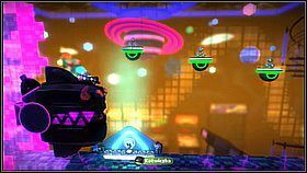 W drugiej fazie walki musimy skakać na skoczniach lub chwytać się gąbek, wsysanych nieustannie przez wroga - Wyprawa do Serca Negativitrona | Kosmos | LittleBigPlanet 2 - LittleBigPlanet 2 - poradnik do gry