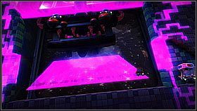 W trzeciej fazie walki przeciwnik będzie strzelał fioletowymi pociskami - najłatwiej ominiemy je po prostu podskakując, gdyż promień zrani nas dopiero w momencie zetknięcia z ziemią (wybuch) - Wyprawa do Serca Negativitrona | Kosmos | LittleBigPlanet 2 - LittleBigPlanet 2 - poradnik do gry