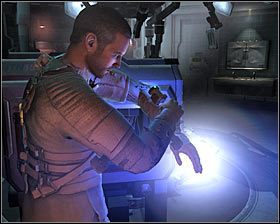 Po odsłuchaniu nowej rozmowy podejdź do pokazanego na pierwszym screenie urządzenia #1 i wejdź z nim w interakcję - Rozdział 1 (2) | Opis przejścia gry Dead Space 2 - Dead Space 2 - poradnik do gry