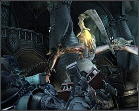 Zaczekaj aż odzyskasz kontrolę nad głównym bohaterem i szybko wyceluj w pokazany na pierwszym screenie żółty gruczoł na jednym z odnóży bossa #1 - Rozdział 5 (2) | Opis przejścia gry Dead Space 2 - Dead Space 2 - poradnik do gry