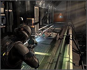 Proponuję w pierwszej kolejności skierować się prosto, gdyż na prawej ścianie odnajdziesz dwie szafki, w tym jedną skrywającą Power Node #1 - Rozdział 14 (2) | Opis przejścia gry Dead Space 2 - Dead Space 2 - poradnik do gry