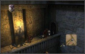 Rozwalamy leżące na końcu balkonu beczki - Rozdział 4 - Atak na zamek Miraza (2) | Opis przejścia - Opowieści z Narnii: Książę Kaspian - poradnik do gry