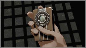 Przymocuj linę do kraty w podłodze, a Dan opuści się do piwnicy i znajdzie dyktafon Liz - Rozdział 2 - Dan (1) | Opis przejścia The Next Big Thing - The Next Big Thing - poradnik do gry