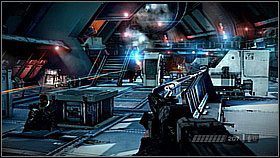 Na górze zbierz broń po lewej (o ile będziesz w stanie) i rozwal latające roboty - Przechwycenie (1) | Opis przejścia Killzone 3 - Killzone 3 - poradnik do gry