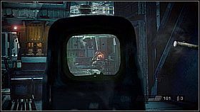 Najbezpieczniej wykończyć go z daleka, najpierw strzelając w głowę, [1] a później w plecy - Przechwycenie (1) | Opis przejścia Killzone 3 - Killzone 3 - poradnik do gry