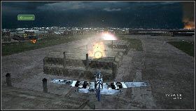 Skieruj się w stronę lotniska i zacznij niszczyć wrogie samoloty [1] - Misja 14 - The Black Heart | Opis przejścia | Heroes Over Europe - Heroes Over Europe - poradnik do gry