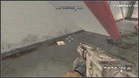 Obejdź znajdujące się tutaj schody [1] i podnieś wycinek informacyjny #34 [2] - Misja 3 - Jedyna szansa (2) | Opis przejścia Homefront - Homefront - poradnik do gry