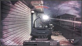 Zacznij kierować się w stronę budynku po drodze eliminując żołnierzy z dołu [1] oraz tych, którzy wybiegną przez drzwi wejściowe [2] - Misja 2 - Wolność (2) | Opis przejścia Homefront - Homefront - poradnik do gry