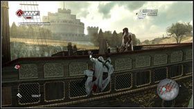 Gdy dwóch pierwszych przeciwników będzie martwych, opłyń statek dookoła i w identyczny sposób pozbądź się wroga po drugiej stronie [1] - Odzyskana sekwencja - Zaginięcie Leonarda (3) | DLC Assassins Creed Brotherhood - Assassins Creed: Brotherhood - poradnik do gry