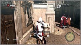 Jeżeli podczas ucieczki mężczyzna wdrapie się na jeden budynków [1], biegnij za nim tak długo, aż ponownie zejdzie na dół i dopiero wtedy zabij [2] - Odzyskana sekwencja - Zaginięcie Leonarda (3) | DLC Assassins Creed Brotherhood - Assassins Creed: Brotherhood - poradnik do gry