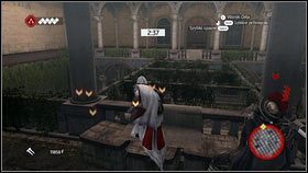 Na początku skręć szybko w prawo, pobiegnij na drugą stronę placu, a stamtąd po schodach na górę [1] - Odzyskana sekwencja - Zaginięcie Leonarda (2) | DLC Assassins Creed Brotherhood - Assassins Creed: Brotherhood - poradnik do gry