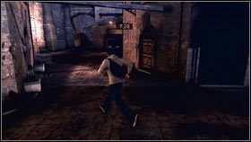 Wróć teraz z powrotem do miejsca, skąd widać oba samochody i idź dalej prosto [1] - Artefakty - Opis szczegółowy | Pióra i artefakty w Assassins Creed Brotherhood - Assassins Creed: Brotherhood - poradnik do gry