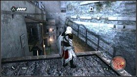 W odpowiednim momencie wdrap się na górę i zabij wroga ukrytym ostrzem [1] - Sekwencja 4 - Kryjówka Złodziei (2) | Opis przejścia AC Brotherhood - Assassins Creed: Brotherhood - poradnik do gry