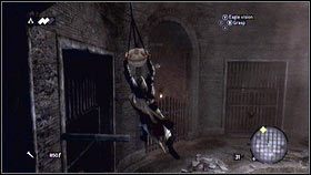 Z niego możesz chwycić się lampy i przeskoczyć na druga stronę krat [1] - Sekwencja 2 - Legowisko bestii (4) | Opis przejścia AC Brotherhood - Assassins Creed: Brotherhood - poradnik do gry
