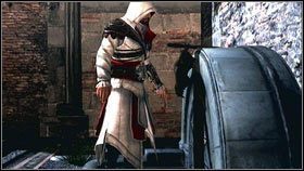 Po walce udaj się do miejsca zaznaczonego na mapie [1], wciśnij SHIFT i zejdź pod ziemię [2] - Sekwencja 2 - Legowisko bestii (4) | Opis przejścia AC Brotherhood - Assassins Creed: Brotherhood - poradnik do gry