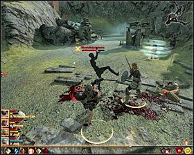 Na początek przystąp do atakowania stukniętego odludka, który powinien klęczeć przy ołtarzu #1 - Oczy Lazurowego Jamosa | Questy poboczne - Akt 2 | Solucja Dragon Age II - Dragon Age II - poradnik do gry