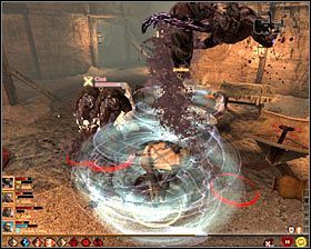 Gdy tylko awansujesz do ostatniej części bitwy błyskawicznie przystąp do atakowania Quentina, wokół którego zniknie bariera ochronna #1 - To, co pozostało (3) | Questy główne - Akt 2 | Solucja Dragon Age II - Dragon Age II - poradnik do gry