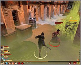 Proces zamknięcia dwóch pozostałych beczek będzie miał taki sam przebieg, aczkolwiek zamiast dowódcy na polu bitwy mogą pojawić się też najemnik skrytobójca #1 oraz szalona kobieta #2 - Przysługa w kwestii prochu (2) | Questy główne - Akt 2 | Solucja Dragon Age II - Dragon Age II - poradnik do gry