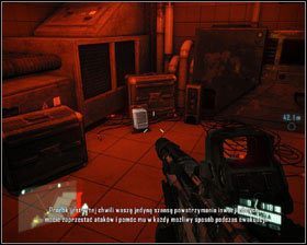 W trakcie ucieczki z ośrodka Pryzmatu kopniesz skrzynię, by dostać się do skąpanego w czerwonym świetle pomieszczenia - Rozmowy Emailowe | Znajdźki w Crysis 2 - Crysis 2 - poradnik do gry