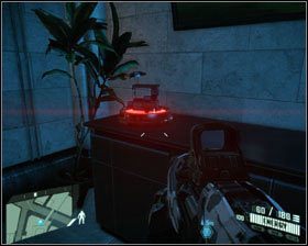 Kiedy dotrzesz do windy otwieranej przyciskiem w pokoju ochrony, dokładnie przyjrzyj się przedmiotom leżącym na szafce - Pamiątki z Nowego Jorku (1) | Znajdźki w Crysis 2 - Crysis 2 - poradnik do gry