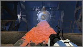 Gdy chudszy robot wskoczy do czerwonego portalu z większej wysokości, odbije się od niebieskiej plamy i wyląduje w niebieskim tunelu - Rozdział 5 - Żele mobilności (4) | Tryb współpracy Portal 2 - Portal 2 - poradnik do gry