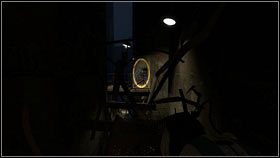 Na początku chudszy robot musi stworzyć czerwoną dziurę na ścianie z prawej [1], a pomarańczową naprzeciwko poprzedniej (za dziurą w chodniku) [2] - Rozdział 5 - Żele mobilności (4) | Tryb współpracy Portal 2 - Portal 2 - poradnik do gry