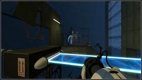 W tym teście grubszy robot musi stworzyć granatowy portal na końcu niebieskiego mostu [1], a błękitny na białej ścianie naprzeciwko bariery [2] - Rozdział 5 - Żele mobilności (2) | Tryb współpracy Portal 2 - Portal 2 - poradnik do gry