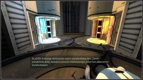 Przelatując na drugą stronę razem z przedmiotem, robot wyląduje obok czerwone podestu - Rozdział 4 - Świetlna bariera (3) | Tryb współpracy Portal 2 - Portal 2 - poradnik do gry