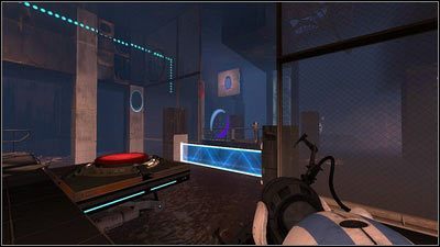 Po drugiej stronie stoi czerwony przycisk, który powoduje pojawienie się szarych skrzynek - Rozdział 3 - Świetlna bariera (3) | Tryb współpracy Portal 2 - Portal 2 - poradnik do gry