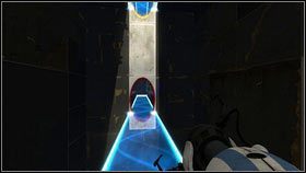 Po rozpoczęciu etapu dwa roboty musza zrobić tą samą operację, aby dostać się na górę - Rozdział 3 - Świetlna bariera (2) | Tryb współpracy Portal 2 - Portal 2 - poradnik do gry