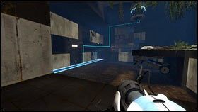 Po rozpoczęciu etapu niech pomarańczowy robot umieści jeden portal na ścianie po prawej [1], a drugi nad niebieskim mostem z lewej [2] - Rozdział 3 - Świetlna bariera (1) | Tryb współpracy Portal 2 - Portal 2 - poradnik do gry