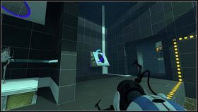 Gdy będzie szybko przelatywał między dziurami, wciśnij czerwony przycisk [1], a następnie przesuń dolny portal na zakrzywiony panel po prawej [2] - Rozdział 2 - Masa i prędkość (1) | Tryb współpracy Portal 2 - Portal 2 - poradnik do gry