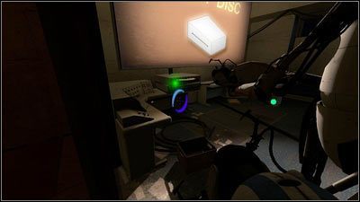 Podnieś ją, otwórz drzwi kolejną wajchą i włóż przedmiot do czytnika w oświetlonym pokoju - Rozdział 1 - Tworzenie zespołu (3) | Tryb współpracy Portal 2 - Portal 2 - poradnik do gry