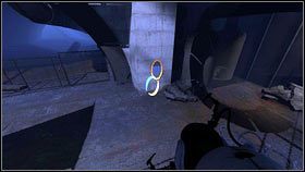 W jej prawym górnym rogu (tuż pod sufitem) znajdziesz szeroką białą ścianę [1] - Rozdział 6 - Upadek (2) | Opis przejścia Portal 2 - Portal 2 - poradnik do gry