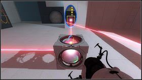 Podnieś teraz jedną z leżących w okolicy skrzynek [1] i upuść ją przed niebieskim otworem, na linii lasera [1] - Rozdział 4 - Niespodzianka (2) | Opis przejścia Portal 2 - Portal 2 - poradnik do gry