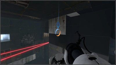 Trzymając skrzynkę wskocz do otworu w posadce, a podczas lotu puść przedmiot na ułamek sekundy i umieć dziurę we wskazanym na obrazku miejscu - Rozdział 4 - Niespodzianka (1) | Opis przejścia Portal 2 - Portal 2 - poradnik do gry