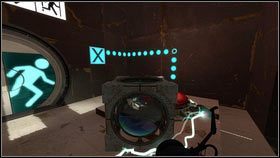 Gdy pojawi się obok ciebie, chwyć go szybko wciskaj E [1] i przenieś na czerwony podest za twoimi plecami [2] - Rozdział 2 - Zimny start (1) | Opis przejścia Portal 2 - Portal 2 - poradnik do gry