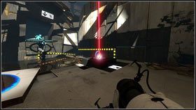 Żeby dostać się na górę, wystarczy stworzyć drugą dziurę na suficie [1], dokładnie nad czarnym podestem po lewej [2] - Rozdział 2 - Zimny start (1) | Opis przejścia Portal 2 - Portal 2 - poradnik do gry