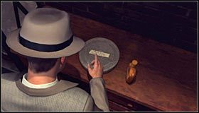 Teraz podejdź do biurka zlokalizowanego po prawej stronie #1 - Case 7 - A Fallen Idol (2) | Główne śledztwa w LA Noire - L.A. Noire - poradnik do gry